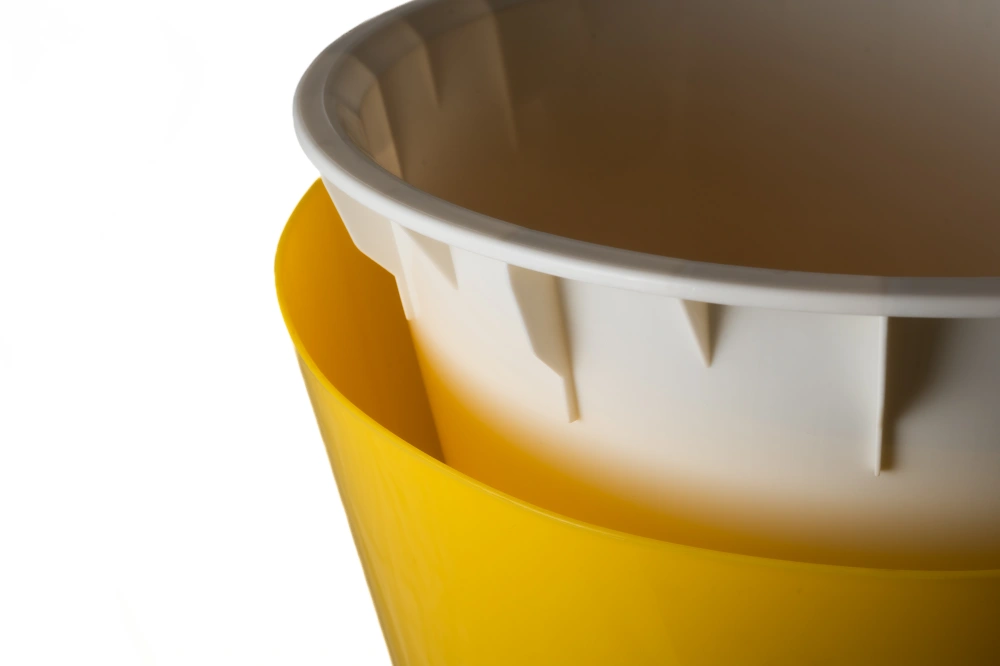 Кашпо InGreen Лондон со вставкой на колесиках пластик (желтый), d-32 h-30см 15,7л