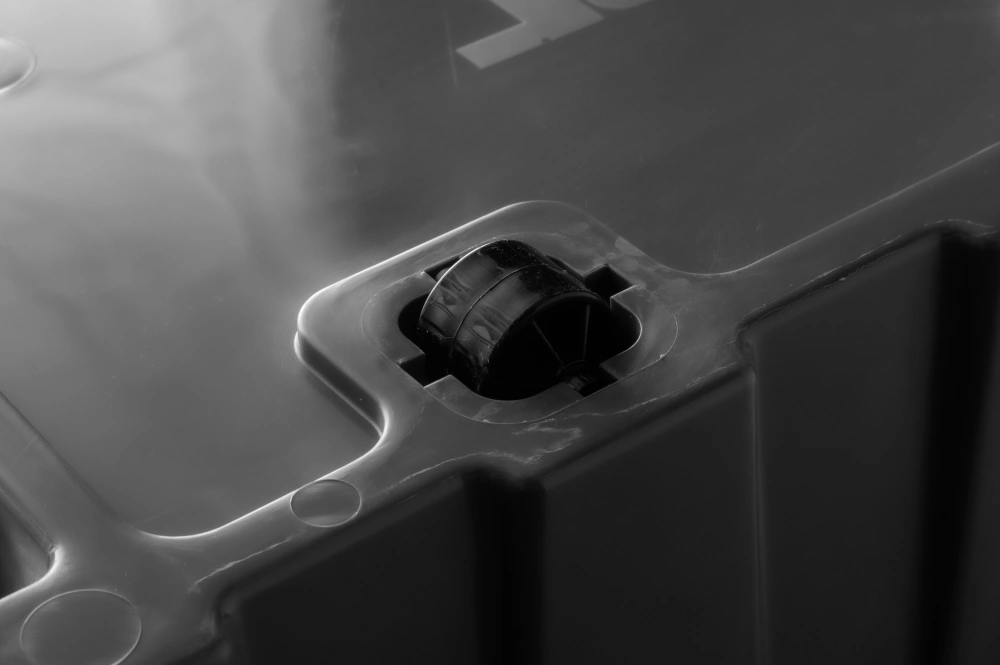 Ящик с крышкой и клипсами на роликах антрацит, 500х390х250мм